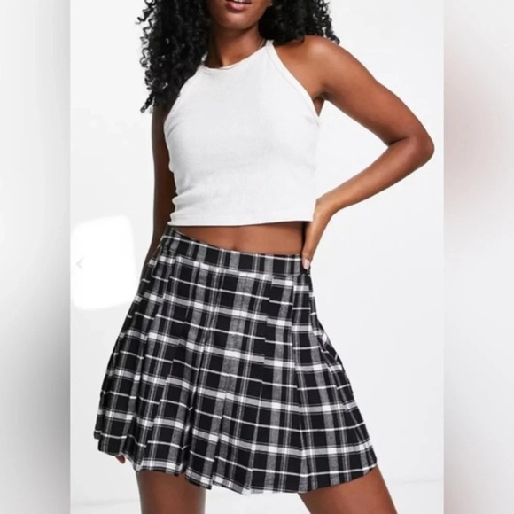 Hollister Dresses & Skirts - Hollister Ultra High-Rise Black Brown White Plaid Pleated Mini Skirt Size Small